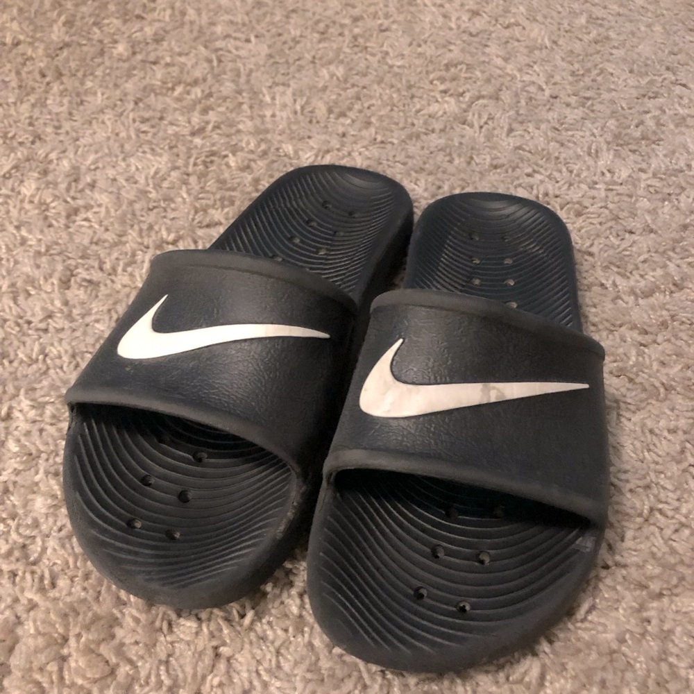 BLACK AND WHITE NIKE SLIDES